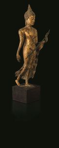 Figura di Buddha stante in bronzo dorato, Thailandia, Ayutthaya, XVII secolo  - Asta Fine Chinese Works of Art - Associazione Nazionale - Case d'Asta italiane