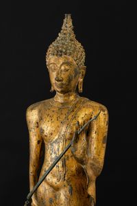 Figura di Buddha stante in bronzo dorato, Thailandia, Ayutthaya, XVII secolo  - Asta Fine Chinese Works of Art - Associazione Nazionale - Case d'Asta italiane