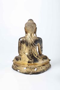 Figura di Buddha Sakyamuni in bronzo dorato, Thailandia, XIX secolo  - Asta Fine Chinese Works of Art - Associazione Nazionale - Case d'Asta italiane