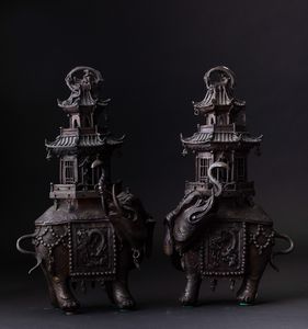 Coppia di incensieri in bronzo a foggia di elefanti con pagode sul dorso, Giappone, periodo Meiji (1868-1912)  - Asta Fine Chinese Works of Art - Associazione Nazionale - Case d'Asta italiane