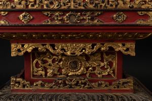 Altare intagliato in legno laccato e dorato con iscrizioni, Cina, Dinastia Qing, XIX secolo  - Asta Fine Chinese Works of Art - Associazione Nazionale - Case d'Asta italiane