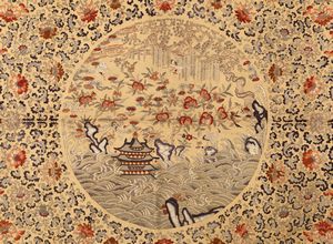 Tessuto in seta finemente ricamato con decori floreali su fondo giallo, Cina, Dinastia Qing, epoca Qianlong (1736-1796)  - Asta Fine Chinese Works of Art - Associazione Nazionale - Case d'Asta italiane