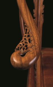 Sedia in legno di Huanghuali con schienale decorato con motivi a traforo, Cina, Dinastia Qing, XIX secolo  - Asta Fine Chinese Works of Art - Associazione Nazionale - Case d'Asta italiane
