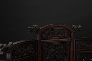 Paravento in legno di Hongmu intagliato con decori naturalistici, Cina, Dinastia Qing, XIX secolo  - Asta Fine Chinese Works of Art - Associazione Nazionale - Case d'Asta italiane