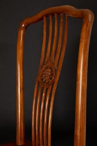 Grande tavolo con sette sedie in legno di Huali, Cina, Dinastia Qing, XIX secolo  - Asta Fine Chinese Works of Art - Associazione Nazionale - Case d'Asta italiane