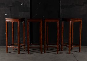 Quattro stands in legno di Hongmu, Cina, XX secolo  - Asta Fine Chinese Works of Art - Associazione Nazionale - Case d'Asta italiane
