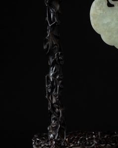Stand finemente scolpito in legno di Zitan con placca pendente in giada bianca con decori incisi, Cina, Dinastia Qing, epoca Qianlong (1736-1796)  - Asta Fine Chinese Works of Art - Associazione Nazionale - Case d'Asta italiane