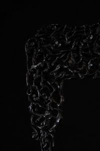 Stand finemente scolpito in legno di Zitan con placca pendente in giada bianca con decori incisi, Cina, Dinastia Qing, epoca Qianlong (1736-1796)  - Asta Fine Chinese Works of Art - Associazione Nazionale - Case d'Asta italiane