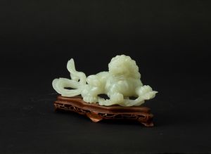 Figura di leone scolpita in giada Celadon, Cina, XX secolo  - Asta Fine Chinese Works of Art - Associazione Nazionale - Case d'Asta italiane