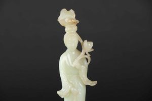 Figura di dama con fiori scolpita in giada Celadon, Cina, Dinastia Qing, XIX secolo  - Asta Fine Chinese Works of Art - Associazione Nazionale - Case d'Asta italiane