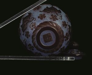 Piccolo vaso con coperchio in vetro di Pechino con decori floreali e di farfalle a rilievo su fondo azzurro, Cina, Dinastia Qing, marca e del periodo Qianlong (1736-1796)  - Asta Fine Chinese Works of Art - Associazione Nazionale - Case d'Asta italiane