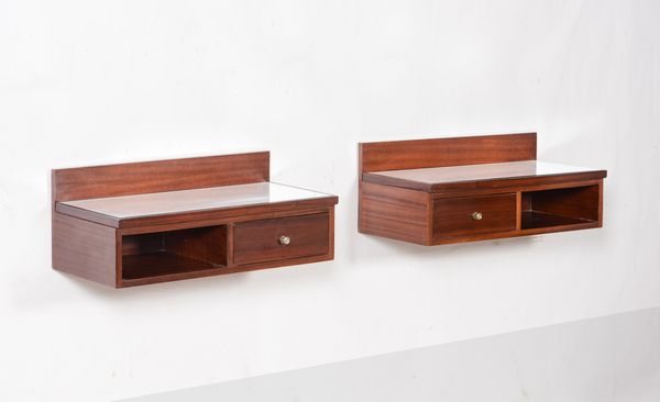 Coppia di consolle da parete con struttura in legno e piano in vetro specchiato, particolari in ottone nichelato.  - Asta Design Lab - Associazione Nazionale - Case d'Asta italiane