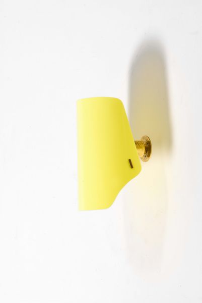 ,Gino Sarfatti : Lampada da parete con struttura in ottone e paralume in acrilico.  - Asta Design Lab - Associazione Nazionale - Case d'Asta italiane