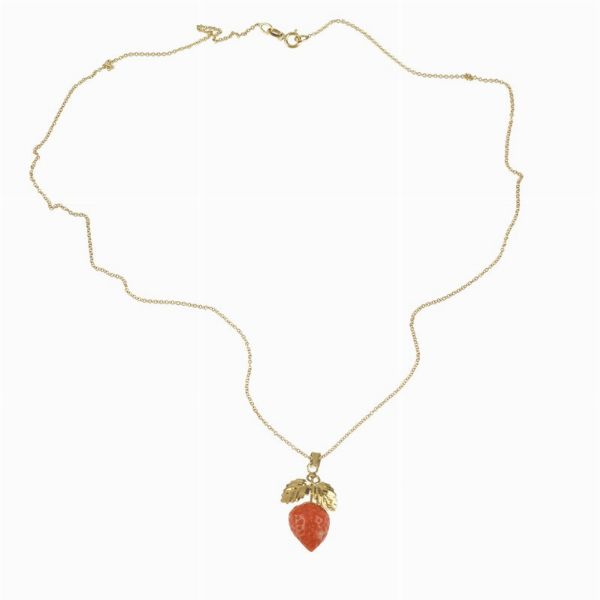 COLLANA CON PENDENTE A FORMA DI FRAGOLA  - Asta Asta a tempo | Gioielli - Associazione Nazionale - Case d'Asta italiane