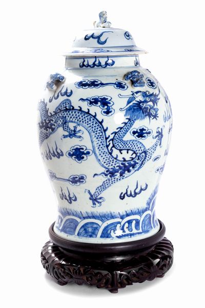 Vaso in porcellana bianca e blu con draghi e nuvole, Cina secolo XIX  - Asta Arte Orientale - Associazione Nazionale - Case d'Asta italiane