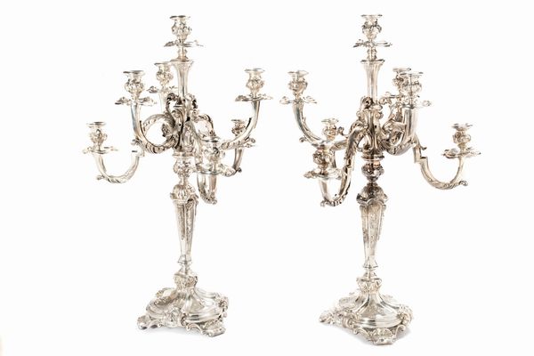 Coppia di grandi candelabri in argento a sette braccia in stile barocco, secolo XX  - Asta Incanti d'Arte - Associazione Nazionale - Case d'Asta italiane