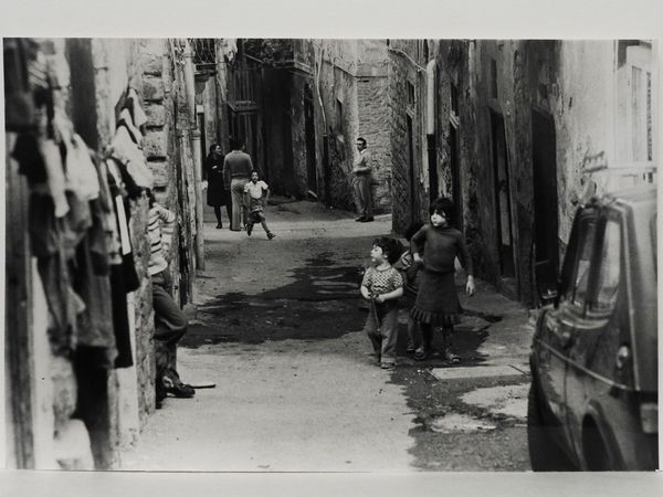 ,A Delcanale : Caltanissetta Bambini per strada, 1977  - Asta Immagini di Sicilia dallo Studio d'Agata ed altre collezioni - Associazione Nazionale - Case d'Asta italiane