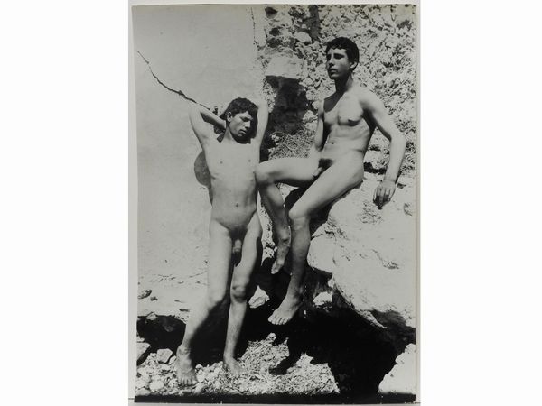 ,Wilhelm von Gloeden : Taormina Nudi maschili sulle rocce, 1920 circa  - Asta Immagini di Sicilia dallo Studio d'Agata ed altre collezioni - Associazione Nazionale - Case d'Asta italiane