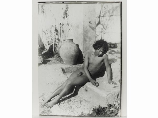 ,Wilhelm von Gloeden : Taormina Nudo maschile e urna, 1910 circa  - Asta Immagini di Sicilia dallo Studio d'Agata ed altre collezioni - Associazione Nazionale - Case d'Asta italiane