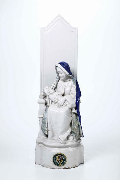 Grande scultura di madonna in trono con Bambino. Probabilmente Bologna, Manifattura Minghetti, inizio del XX secolo  - Asta Ceramiche | Cambi Time - Associazione Nazionale - Case d'Asta italiane