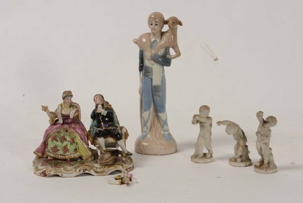 Tre piccole figurine di putti e una figurina di giovane pastore. Manifatture diverse, XIX e XX secolo  - Asta Ceramiche | Cambi Time - Associazione Nazionale - Case d'Asta italiane