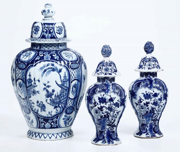 Una potiche e una coppia di vasi con coperchio Olanda, Delft, XIX - XX secolo  - Asta Ceramiche | Cambi Time - Associazione Nazionale - Case d'Asta italiane