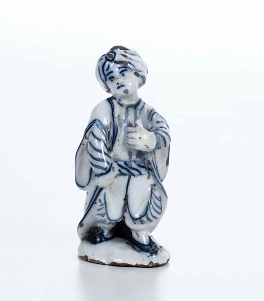 Figurina di fanciullo orientale Olanda, Delft, XVIII secolo  - Asta Ceramiche | Cambi Time - Associazione Nazionale - Case d'Asta italiane