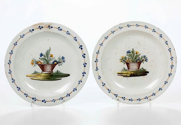 Coppia di piatti con cesti fioriti Germania, Magdeburg, Manifattura Guischard (1756 - 1839), 1790 circa  - Asta Ceramiche | Cambi Time - Associazione Nazionale - Case d'Asta italiane