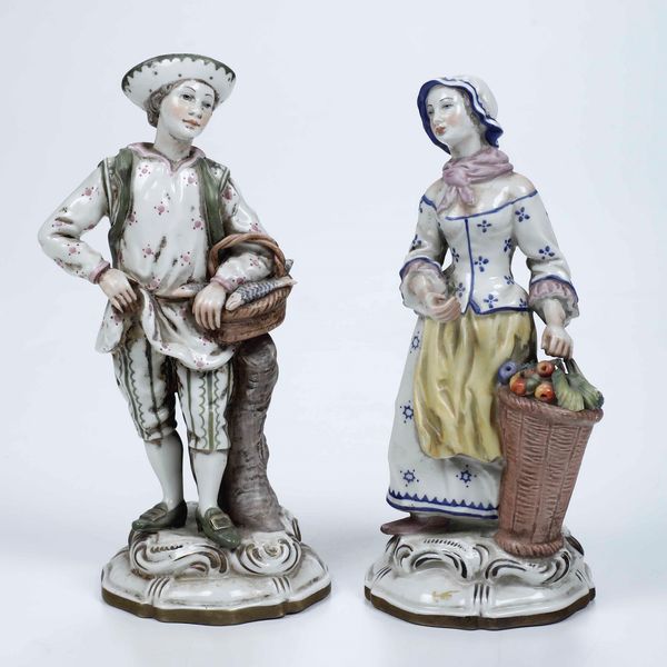 Coppia di figurine di venditori ambulanti, XX secolo  - Asta Ceramiche | Cambi Time - Associazione Nazionale - Case d'Asta italiane