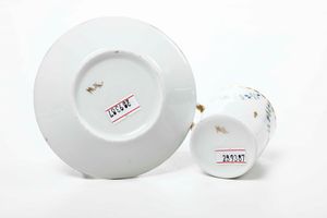 Tazza con piattino Manifattura indeterminata, XX secolo  - Asta Ceramiche | Cambi Time - Associazione Nazionale - Case d'Asta italiane