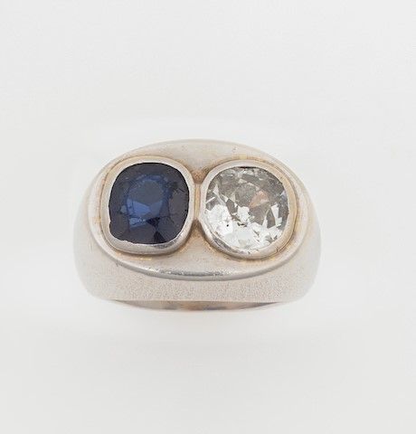 Anello con diamante di vecchio taglio di ct 1.30 circa e pietra blu sintetica  - Asta Gioielli | Cambi Time - Associazione Nazionale - Case d'Asta italiane