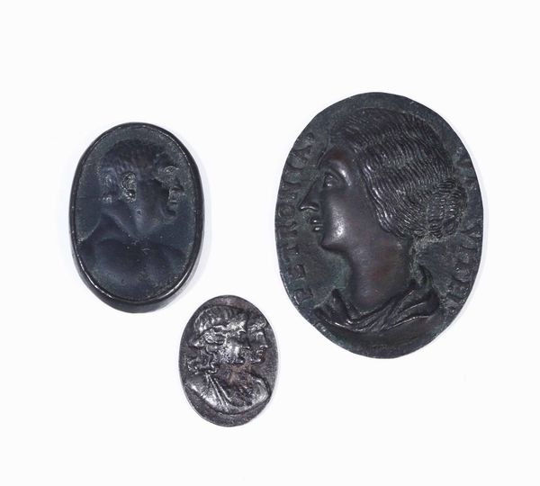 Tre placchette con profilo Bronzo e argento fuso e cesellato Fonditori del XVII-XVIII secolo  - Asta Scultura e Oggetti d'Arte | Cambi Time - Associazione Nazionale - Case d'Asta italiane