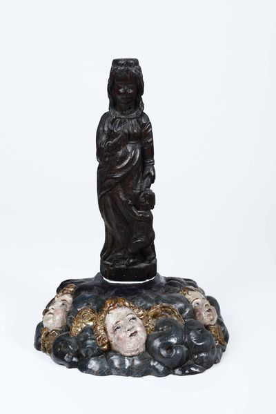 Madonna in legno scolpito su base con putti  - Asta Scultura e Oggetti d'Arte | Cambi Time - Associazione Nazionale - Case d'Asta italiane