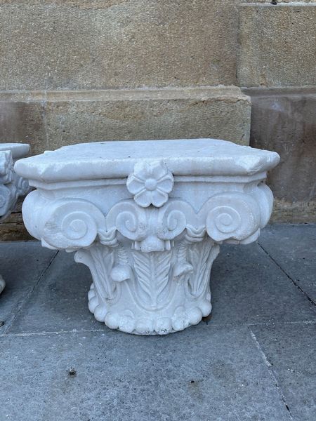 Coppia di capitelli in marmo bianco di Carrara. XX secolo  - Asta Scultura e Oggetti d'Arte | Cambi Time - Associazione Nazionale - Case d'Asta italiane