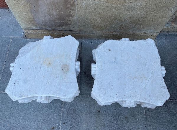 Coppia di capitelli in marmo bianco di Carrara. XX secolo  - Asta Scultura e Oggetti d'Arte | Cambi Time - Associazione Nazionale - Case d'Asta italiane