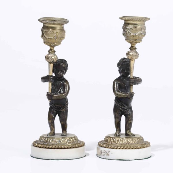 Coppia di candelieri in bronzo brunito e dorato con putti, XIX secolo  - Asta Scultura e Oggetti d'Arte | Cambi Time - Associazione Nazionale - Case d'Asta italiane