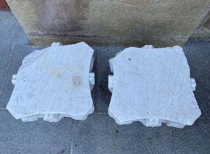 Coppia di capitelli in marmo bianco di Carrara. XX secolo  - Asta Scultura e Oggetti d'Arte | Cambi Time - Associazione Nazionale - Case d'Asta italiane