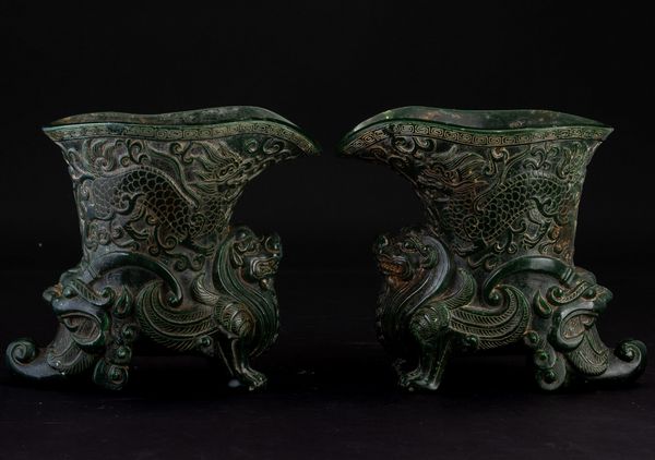 Due coppe da libagione scolpite in giada verde spinacio con base a foggia di drago e figure di draghi tra le nuvole incise, Cina, XX secolo  - Asta Chinese Works of Art - Associazione Nazionale - Case d'Asta italiane