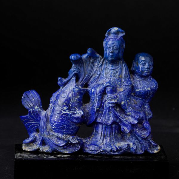 Gruppo scolpito in lapislazzulo raffigurante fanciulla con bambino e carpa, Cina, XX secolo  - Asta Chinese Works of Art - Associazione Nazionale - Case d'Asta italiane