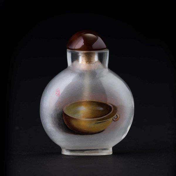 Snuff bottle in vetro dipinto raffigurante oggetto di vita quotidiana e iscrizione, Cina, XX secolo  - Asta Chinese Works of Art - Associazione Nazionale - Case d'Asta italiane