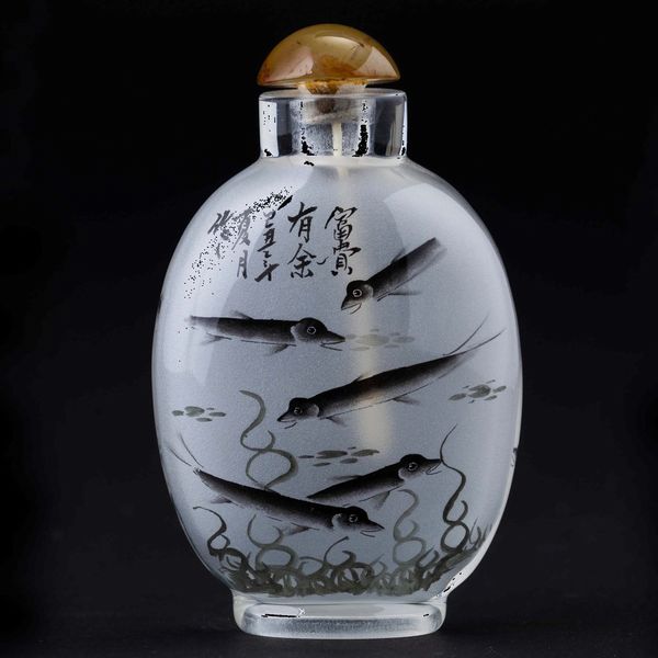 Snuff bottle in vetro dipinto con pesci e iscrizioni, Cina, XX secolo  - Asta Chinese Works of Art - Associazione Nazionale - Case d'Asta italiane