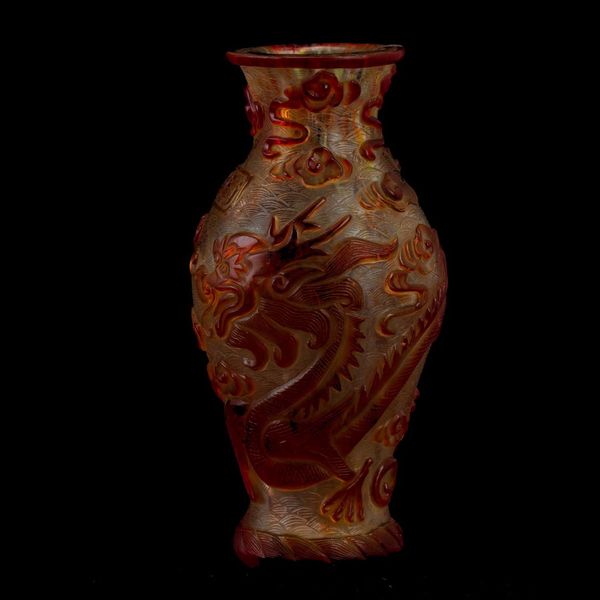 Vaso in vetro di Pechino con figura di drago a rilievo, Cina, Dinastia Qing, XIX secolo  - Asta Chinese Works of Art - Associazione Nazionale - Case d'Asta italiane