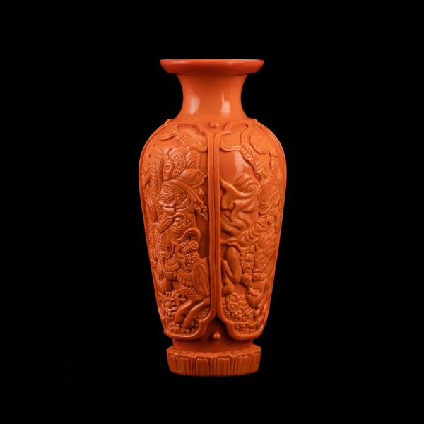 Vaso in vetro di Pechino color arancione con figure di cavalieri a rilievo entro riserve, Cina, Dinastia Qing, XIX secolo  - Asta Chinese Works of Art - Associazione Nazionale - Case d'Asta italiane