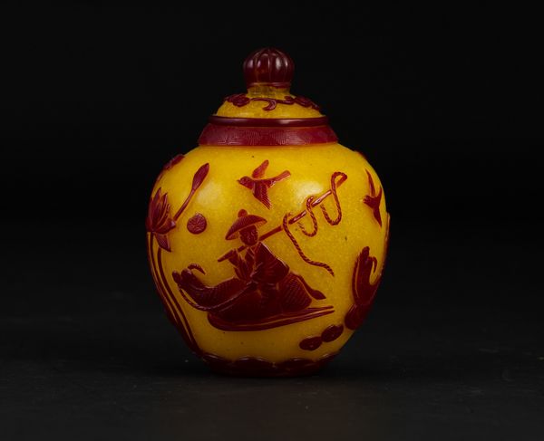 Piccolo vaso con coperchio in vetro di Pechino con figura di saggio su bue entro paesaggio a rilievo su fondo giallo, Cina, Dinastia Qing, XIX secolo  - Asta Chinese Works of Art - Associazione Nazionale - Case d'Asta italiane