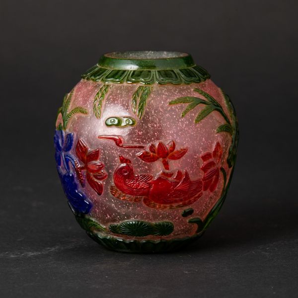 Vaso in vetro di Pechino con soggetto naturalistico a rilievo su fondo rosa, Cina, Dinastia Qing, XIX secolo  - Asta Chinese Works of Art - Associazione Nazionale - Case d'Asta italiane