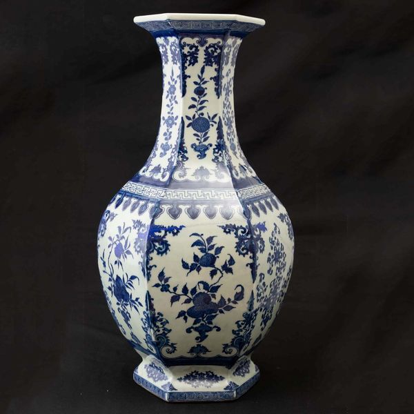 Vaso in porcellana bianca e blu con decori floreali, Cina, Dinastia Qing, XIX secolo  - Asta Chinese Works of Art - Associazione Nazionale - Case d'Asta italiane