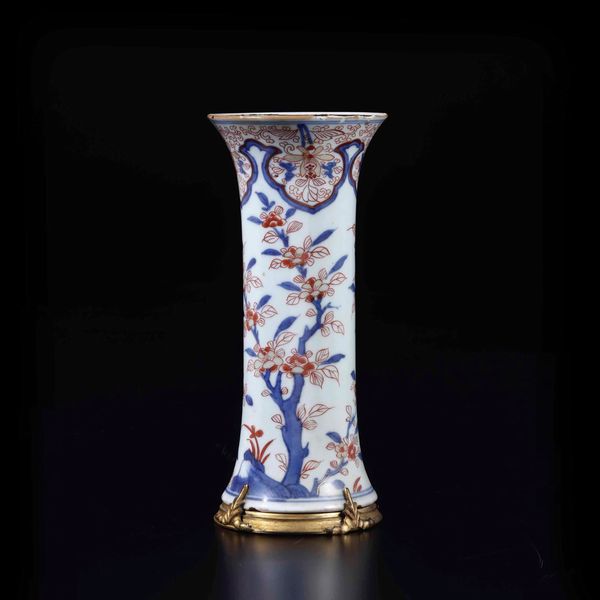 Vaso a tromba in porcellana Imari con scena naturalistica e decori floreali, Cina, Dinastia Qing, epoca Qianlong (1736-1796)  - Asta Chinese Works of Art - Associazione Nazionale - Case d'Asta italiane