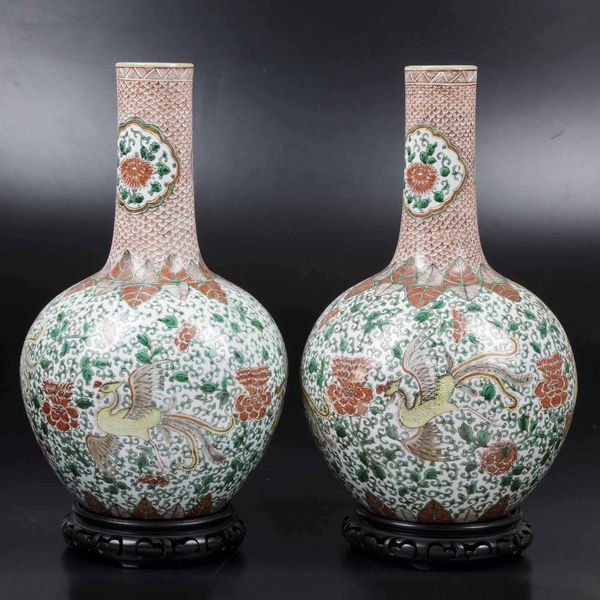 Coppia di vasi Tianqiuping in porcellana policroma con figure di fenici e decori floreali, Cina, Dinastia Qing, epoca Guangxu (1875-1908)  - Asta Chinese Works of Art - Associazione Nazionale - Case d'Asta italiane