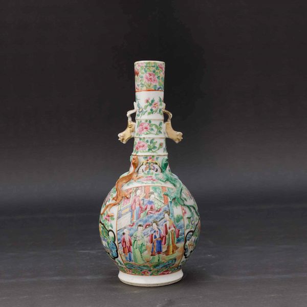 Vaso a bottiglia in porcellana Famiglia Rosa con scene di corte, decori floreali, figure di draghetto a rilievo e piccole anse a foggia di leoncini, Cina, Canton, Dinastia Qing, XIX secolo  - Asta Chinese Works of Art - Associazione Nazionale - Case d'Asta italiane