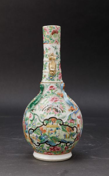 Vaso a bottiglia in porcellana Famiglia Rosa con scene di corte, decori floreali, figure di draghetto a rilievo e piccole anse a foggia di leoncini, Cina, Canton, Dinastia Qing, XIX secolo  - Asta Chinese Works of Art - Associazione Nazionale - Case d'Asta italiane